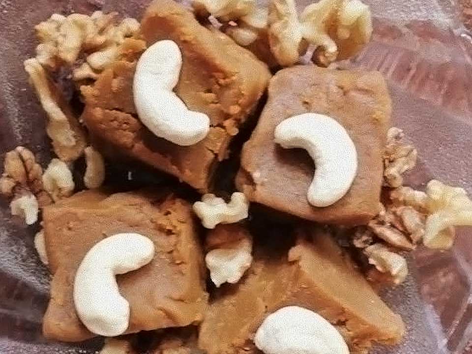 Read more about the article Carrot Chana Fudge Squares