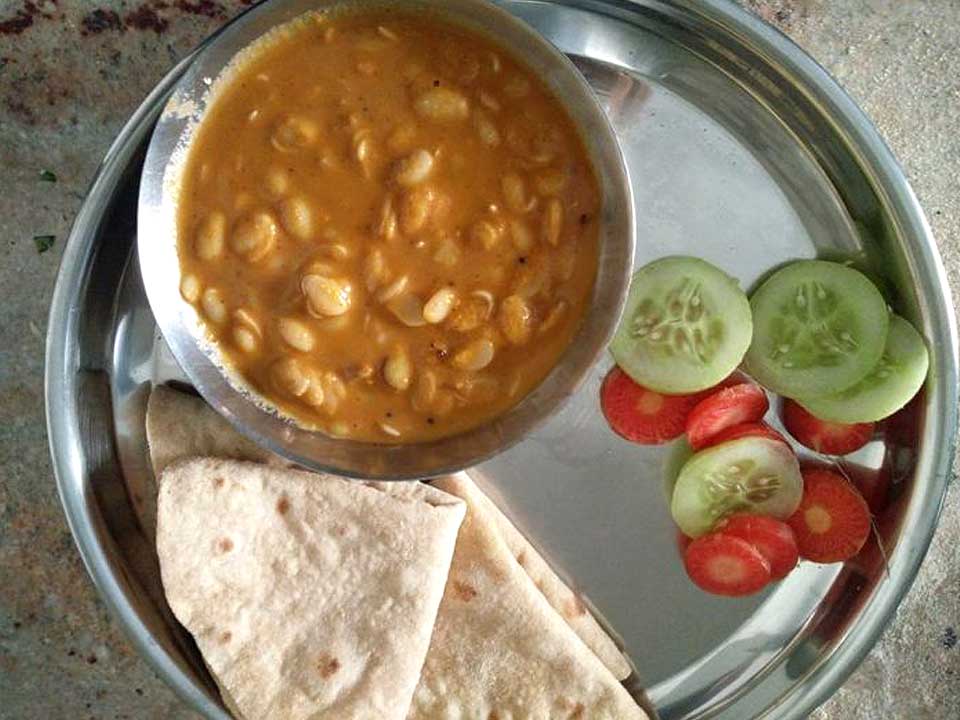 Read more about the article Vaalachi Aamti (Sprouted Field Beans / Fava Beans Curry)