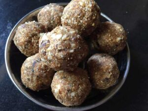 Read more about the article Walnut Date Ladoo